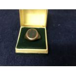 A 9 CARAT YELLOW GOLD SIGNET RING WITH BLOODSTONE - 7.5 GRAMS, RING SIZE P