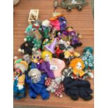 A LARGE MIXED QUANTITY OF COLLECTABLE CLOWNS