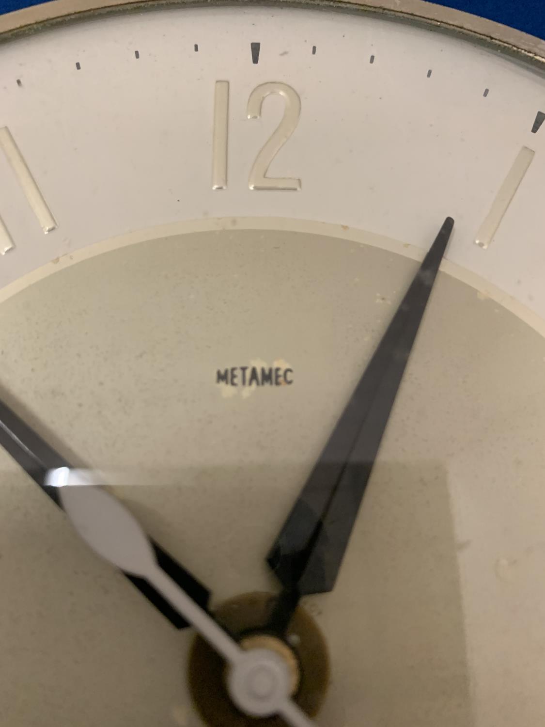 A RETRO METAMEC WALL CLOCK - Image 2 of 3