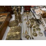 A LARGE COLLECTION OF BRASS ITEMS TO INCLUDE CANDLESTICKS, HORSE BRASSES, SHOE HORN, TOASTING