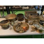 A LARGE COLLECTION OF BRASSWARE TO INCLUDE TRIVETS, PAN, PLANTERS, CLOCK ETC