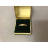 AN 18 CARAT YELLOW GOLD WEDDING BAND - 4.7 GRAMS, RING SIZE N/O