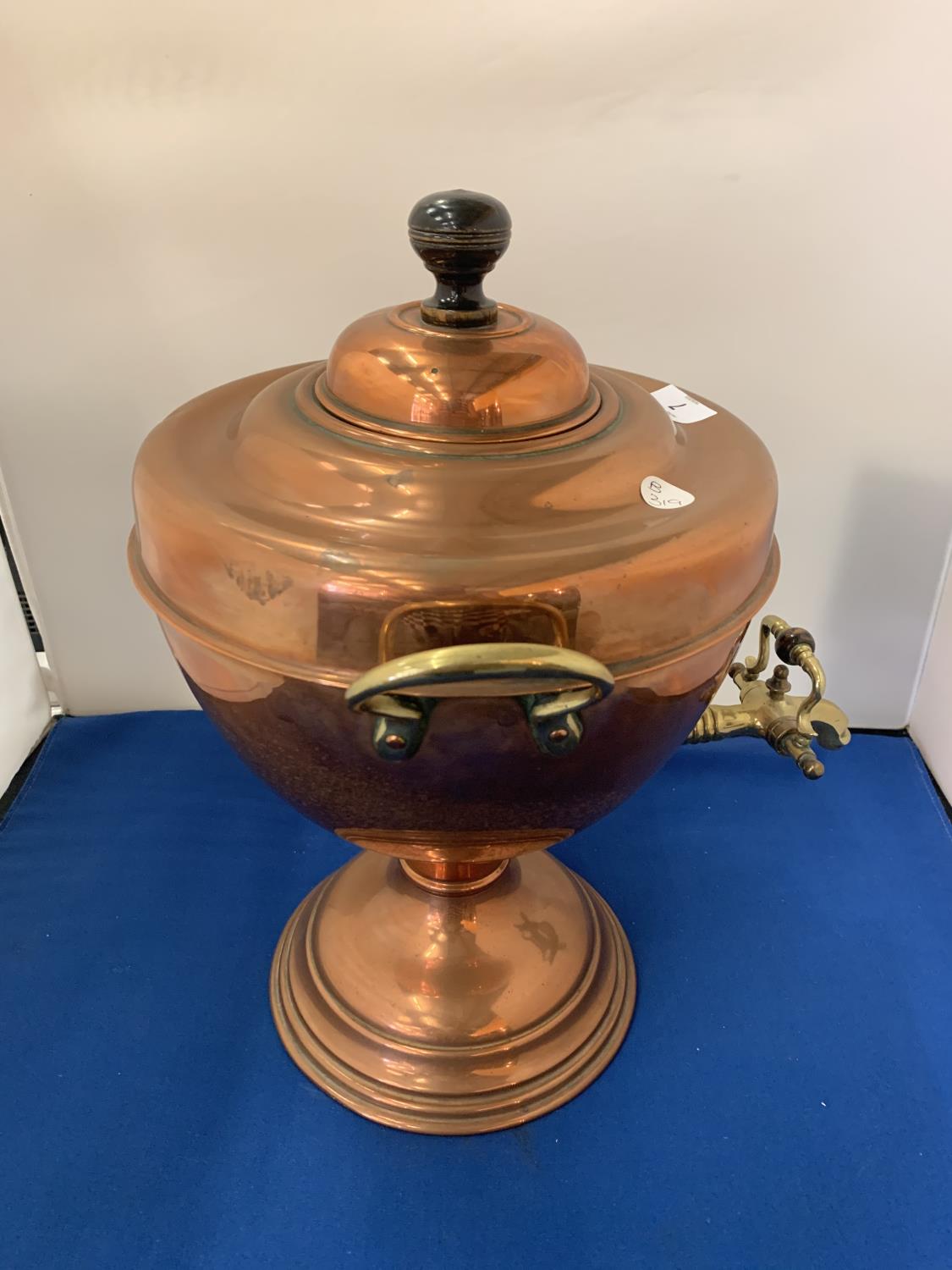 A BRASS AND COPPER TWIN HANDLED URN - Image 2 of 4