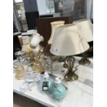 A QUANTITY OF TABLE LAMPS AND CEILING PENDANT LIGHTS, IN WORKING ORDER