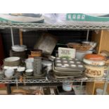 A LARGE QUANTITY OF KITCHEN ITEMS TO INCLUDE A LARGE LIDDED ALLOY PAN, VARIOUS OTHER PANS, BAKING