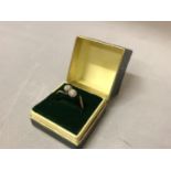 AN 18 CARAT GOLD RING WITH TWO DIAMONDS - 2.4 GRAMS, RING SIZE T (RING BROKEN)