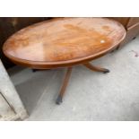 AN INLAID YEW WOOD COFFEE TABLE ON CENTRE PEDESTAL SUPPORT