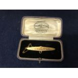 A 9 CARAT YELLOW GOLD BROOCH WITH SAFETY CHAIN - 1.9 GRAMS