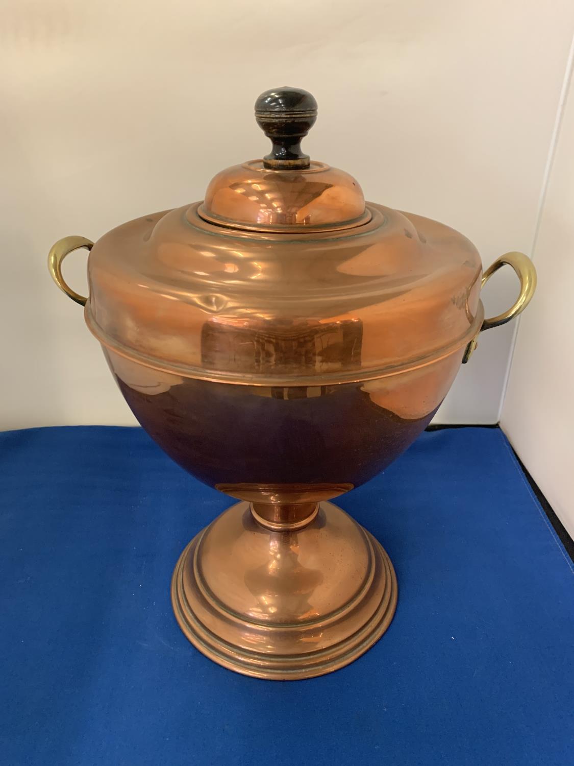 A BRASS AND COPPER TWIN HANDLED URN - Image 3 of 4