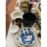 A COLLECTION OF POTTERY TO INCLUDE PLATES, A VASE, PLANTER ETC
