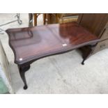 AN INLAID MAHOGANY COFFEE TABLE ON CABRIOLE SUPPORTS