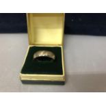 A 9 CARAT YELLOW GOLD WEDDING BAND - 4.4 GRAMS, RING SIZE L