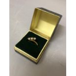 AN 18 CARAT GOLD RING WITH THREE DIAMONDS - 2.3 GRAMS, RING SIZE Q/R
