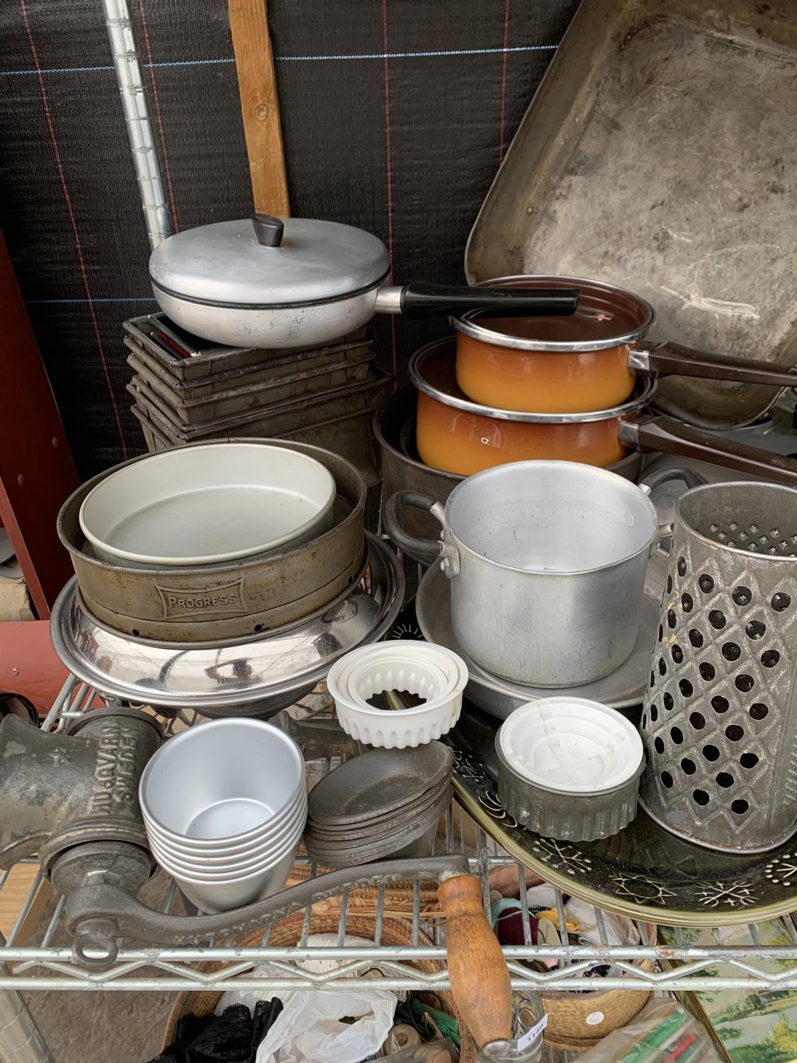 A LARGE QUANTITY OF KITCHEN ITEMS TO INCLUDE A LARGE LIDDED ALLOY PAN, VARIOUS OTHER PANS, BAKING - Image 4 of 4