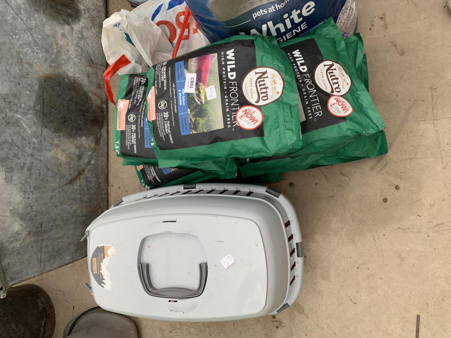 A QUANTITY OF PET FOOD AND LITTER TOGETHER WITH A PET CARRIER - Image 3 of 3