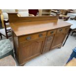 AN EARLY 20TH CENTURY CARVED OAK SIDEBOARD WITH TWO DOORS, THREE DRAWERS AND SPLASHBACK