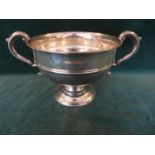 A HALLMARKED 1927 SHEFFIELD SILVER TWIN HANDLED TROPHY CUP/ROSE BOWL- MAKER VINERS LTD, WEIGHT 18 oz