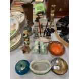 VARIOUS ITEMS TO INCLUDE DESK TIDY, PRICE BOOKENDS AND AN ARTS AND CRAFTS STYLE COPPER VASE