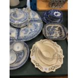 VARIOUS ITEMS OF BLUE AND WHITE WARE, SOME AF