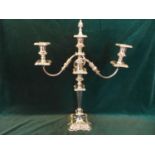 A GOOD QUALITY SILVER-PLATED THREE BRANCH CANDELABRA WITH DETACHABLE TOP SECTION, HEIGHT 52CM