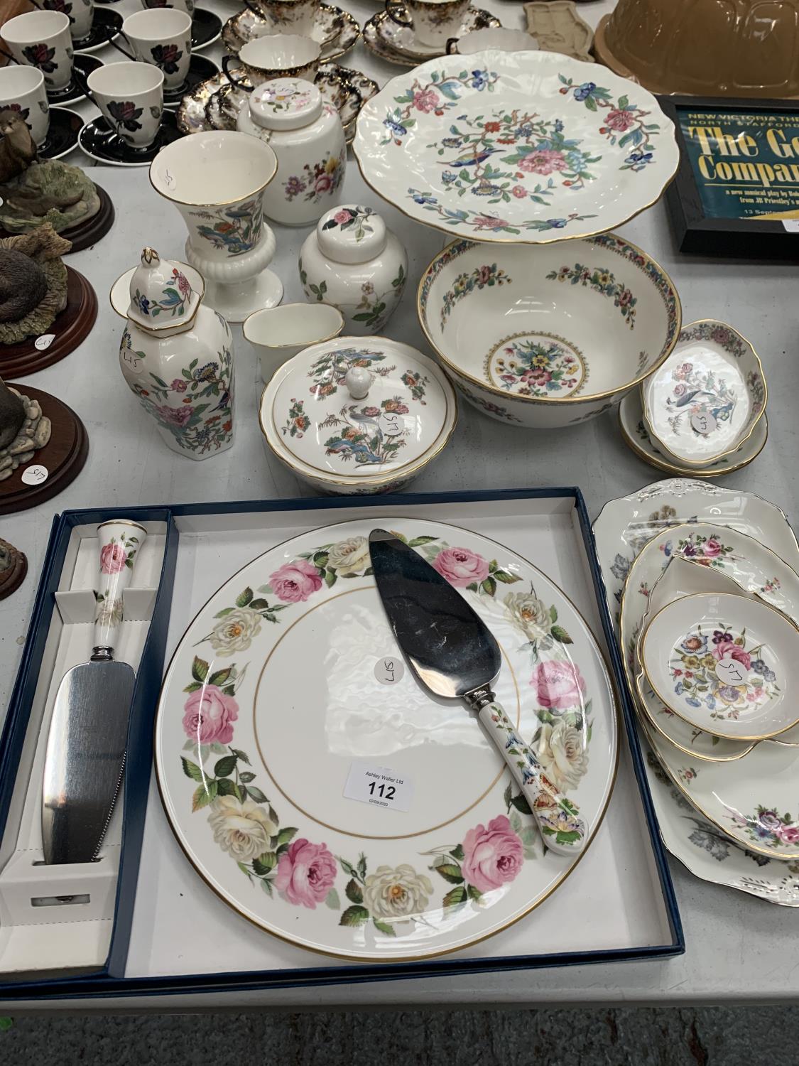 A LARGE COLLECTION OF CERAMICS TO INCLUDE DOULTON, WEDGWOOD, AINSLEY ETC