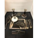 A HALLMARKED CIRCA 1925 SILVER AND TORTOISE SHELL DRESSING TABLE SET, COMPRISING A TRAY, A PAIR OF