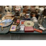 A MIXED QUANTITY TO INCLUDE PEWTER, EPNS, BRASS AND VARIOUS VINTAGE ITEMS