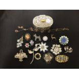 QTY OF BROOCHES AND A SILVER AND GOLD PLATED JEWELLERY BOX