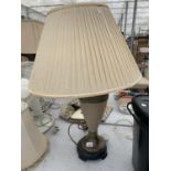 A BEIGE AND BRASS COLOURED TABLE LAMP WITH SHADE
