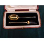 A SILVER GILT 1911 SHEFFIELD SEAL TOP FORK AND SPOON - MAKER SUTHERLAND AND RODEN, WEIGHT 2 oz