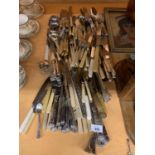 A LARGE COLLECTION OF FLATWARE TO INCLUDE EPNS, BONE HANDLES ETC