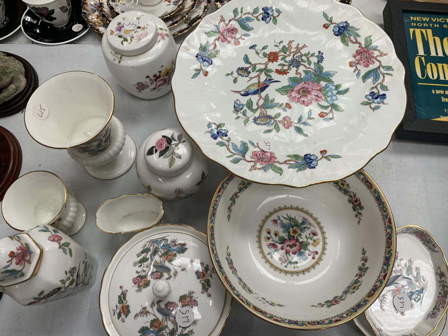 A LARGE COLLECTION OF CERAMICS TO INCLUDE DOULTON, WEDGWOOD, AINSLEY ETC - Image 3 of 3