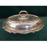A HALLMARKED 1927 SHEFFIELD SILVER SERVING DISH AND COVER COMPLETE WITH CERAMIC LINER, BEARS