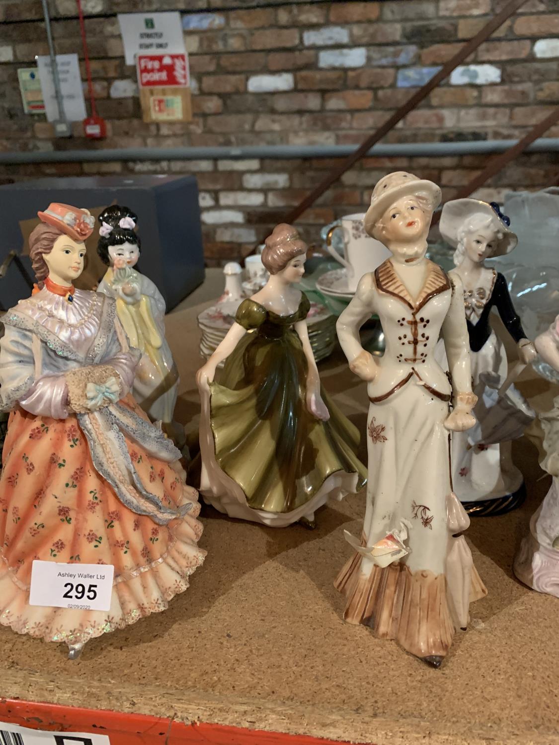 A COLLECTION OF VARIOUS LADY FIGURINES - Image 3 of 4