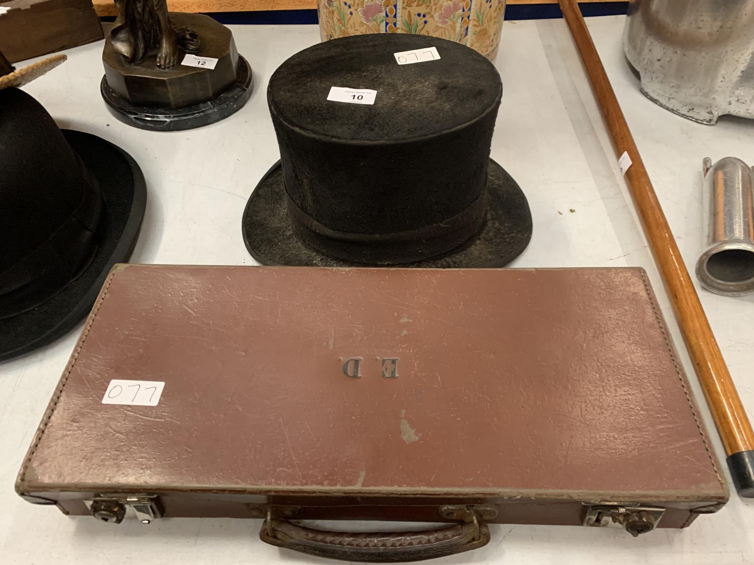 AN AUSTIN REED TOP HAT TOGETHER WITH A SMALL VINTAGE LEATHER SUITCASE