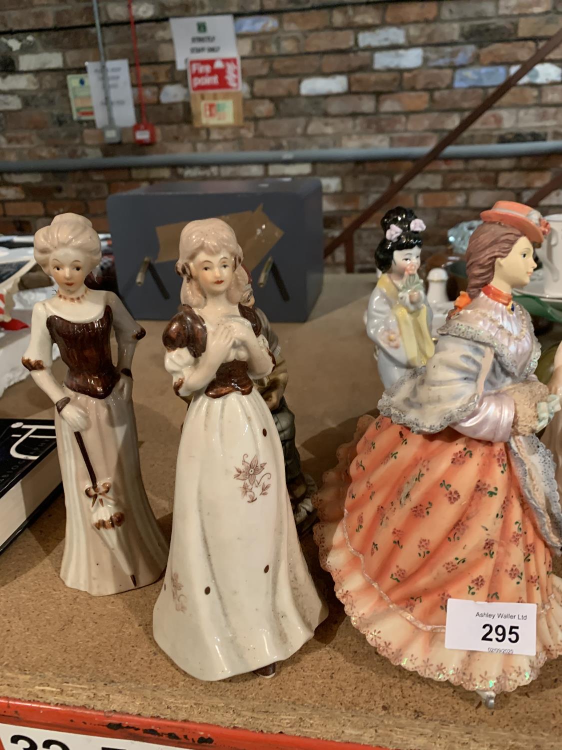 A COLLECTION OF VARIOUS LADY FIGURINES - Image 4 of 4