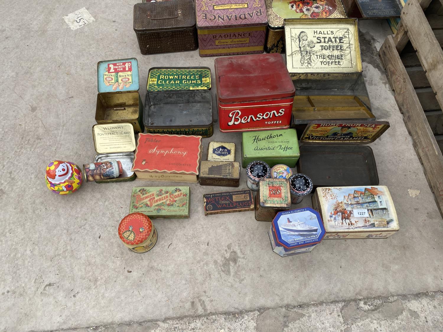 A QUANTITY OF COLLECTABLE CONFECTIONERY TINS