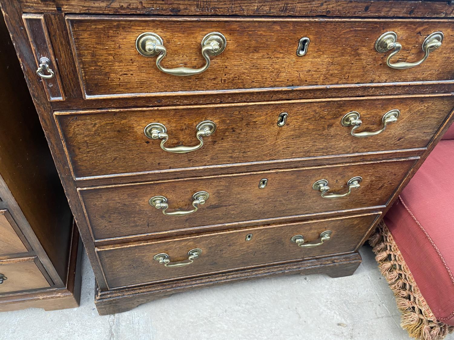 A GEORGE III STYLE OAK BUREAU WITH FALL FRONT, FOUR DRAWERS AND FITTED INTERIOR - Image 3 of 4