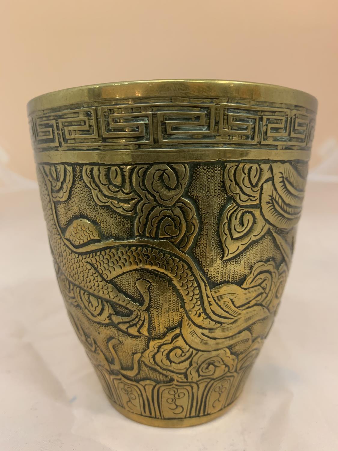 HEAVY BRASS CHINESE DRINKING CUP MARKS TO BASE DRAGON DESIGN 11CM, 710G