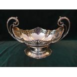 AN IMPRESSIVE HALLMARKED 1904 LONDON SILVER TWIN HANDLED BREAD DISH - WEIGHT 46 oz APPROX, WIDTH