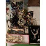 A LARGE COLLECTION OF COSTUME JEWELLERY TO INCLUDE BOXED EXAMPLES