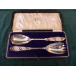 A HALLMARKED 1927 SHEFFIELD SILVER PAIR OF SALAD SERVERS BEARING INITIAL - MAKER HARRISON