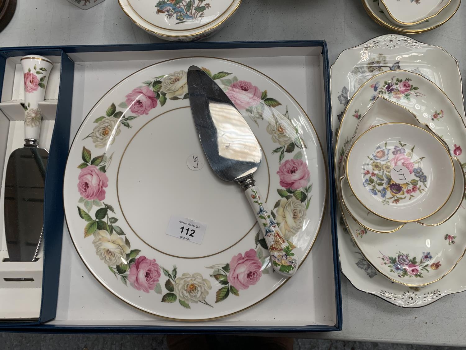 A LARGE COLLECTION OF CERAMICS TO INCLUDE DOULTON, WEDGWOOD, AINSLEY ETC - Image 2 of 3