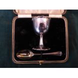 A HALLMARKED SILVER 1930 SHEFFIELD EGG CUP AND SPOON - MAKER ATKIN BROTHERS, WEIGHT 2 oz APPROX