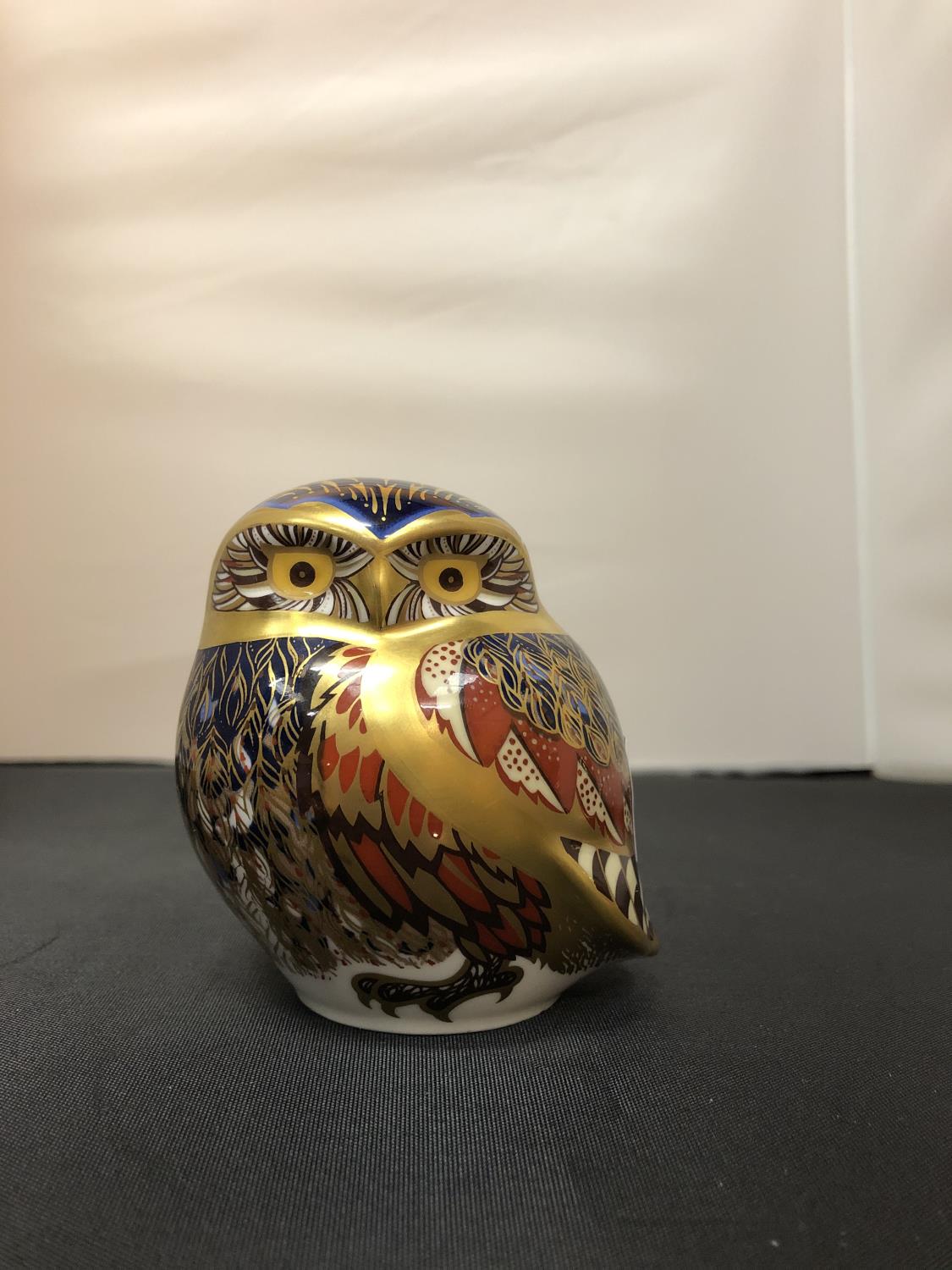 A BOXED ROYAL CROWN DERBY OWL WITH GOLD STOPPER
