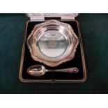 A HALLMARKED 1930/31 SHEFFIELD SILVER CASED DISH AND SERVING SPOON WITH INSCRIPTION - MAKER ATKIN