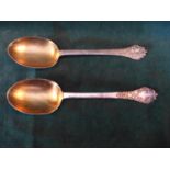 A HALLMARKED 1898 SHEFFIELD SILVER PAIR OF SPOONS - MAKER MAPPIN & WEBB, WEIGHT 4 oz APPROX