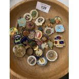 A WOODEN BOWL CONTAINING VINTAGE ENAMEL BOWLING RELATED BADGES