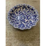 A BLUE AND WHITE PEDESTAL DISH 31CM DIAMETER