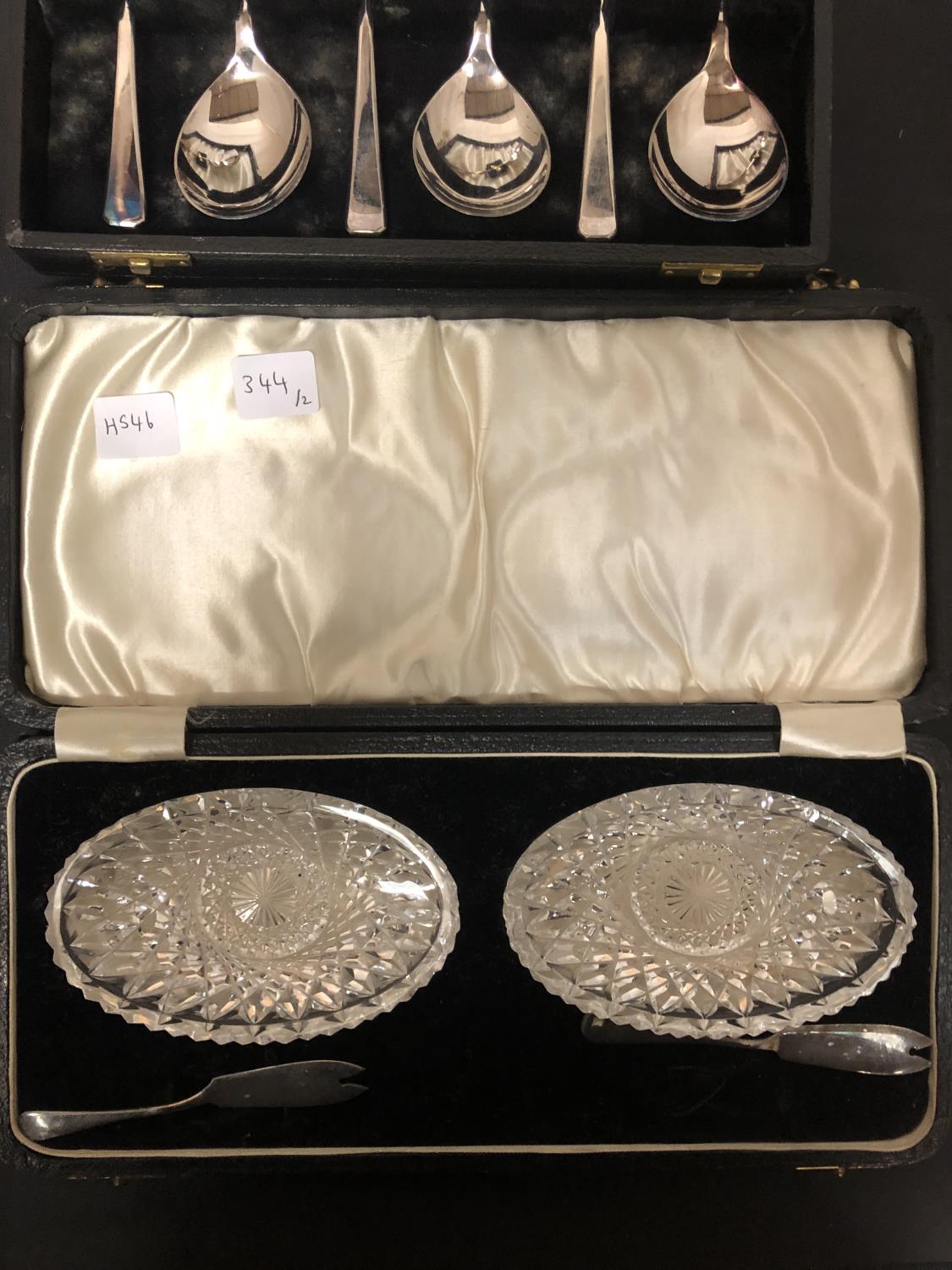 A CASED CUT GLASS AND SILVER KNIFE SET AND A CASED SET OF EPNS SPOONS - Image 2 of 3
